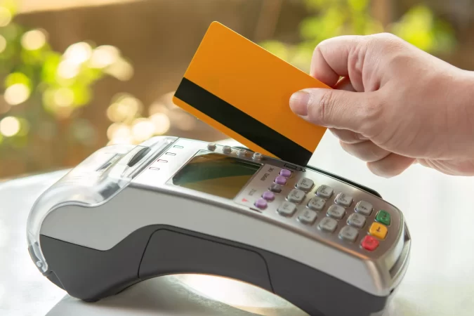 paying-for-services-by-credit-card-on-edc-machine-2023-03-01-21-40-04-utc